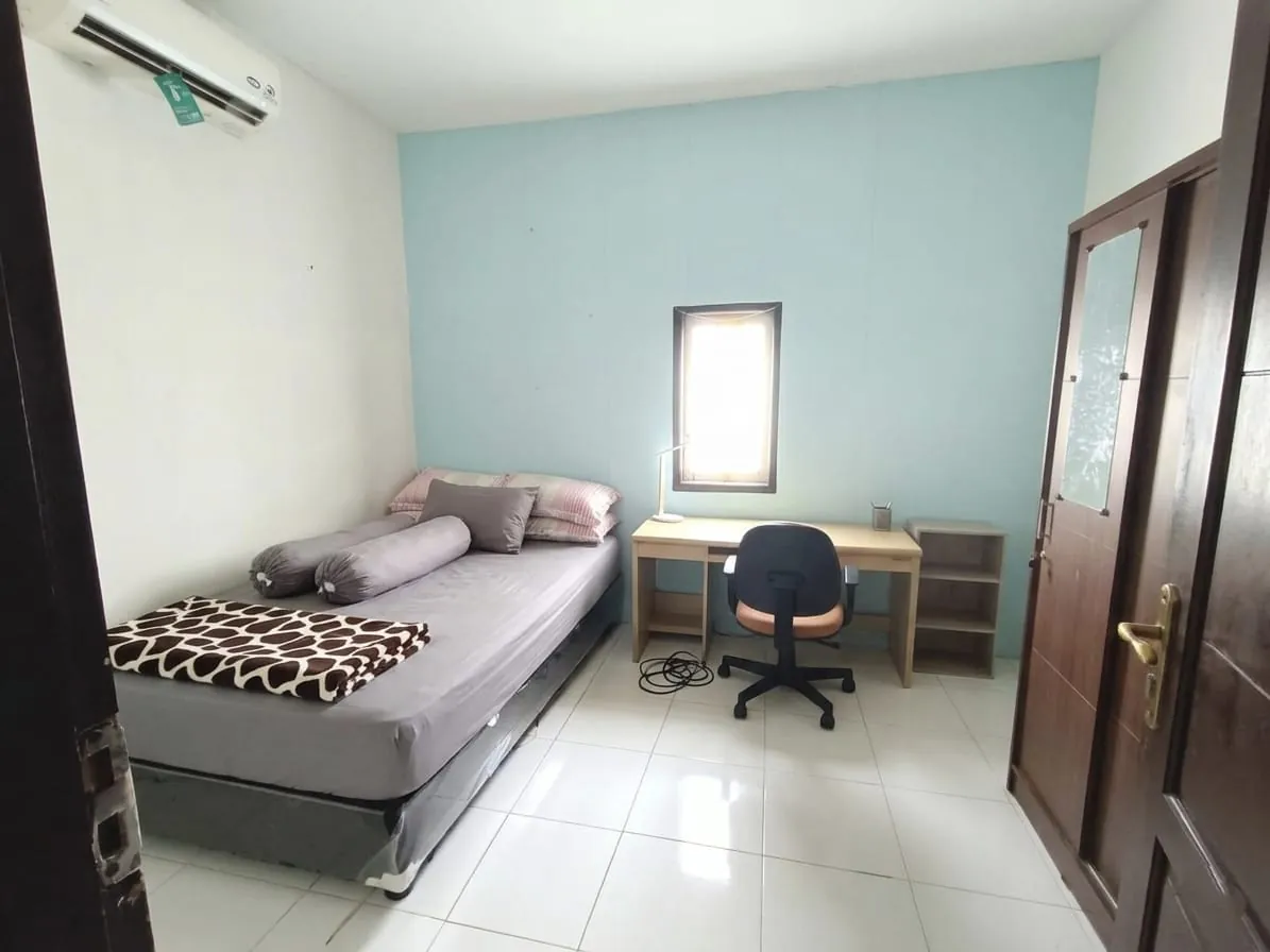 Kamar Kost Rasya yang tertata rapi