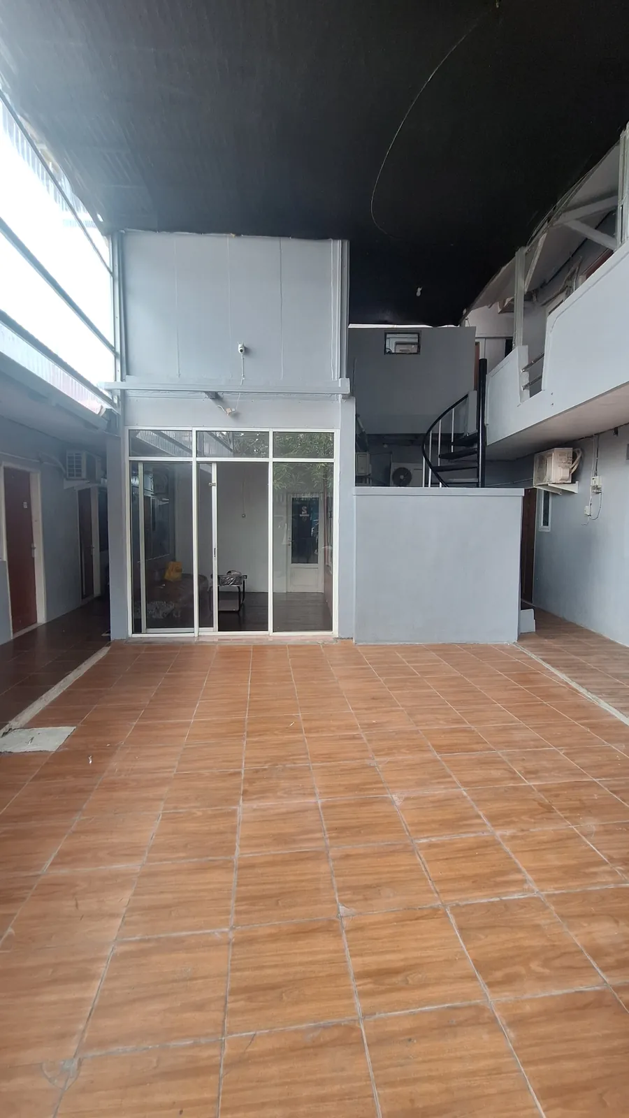 Area parkir kendaraan Kost Rasya